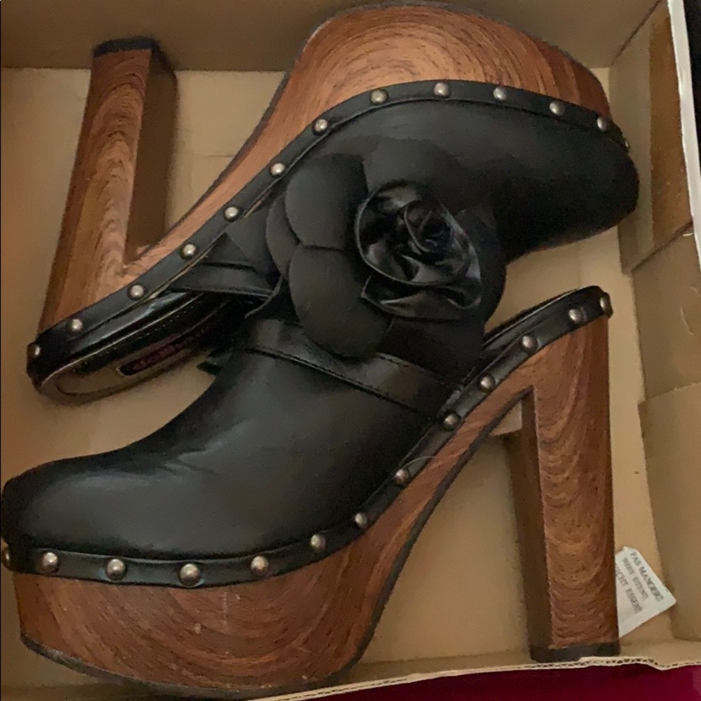 Heel shoes
